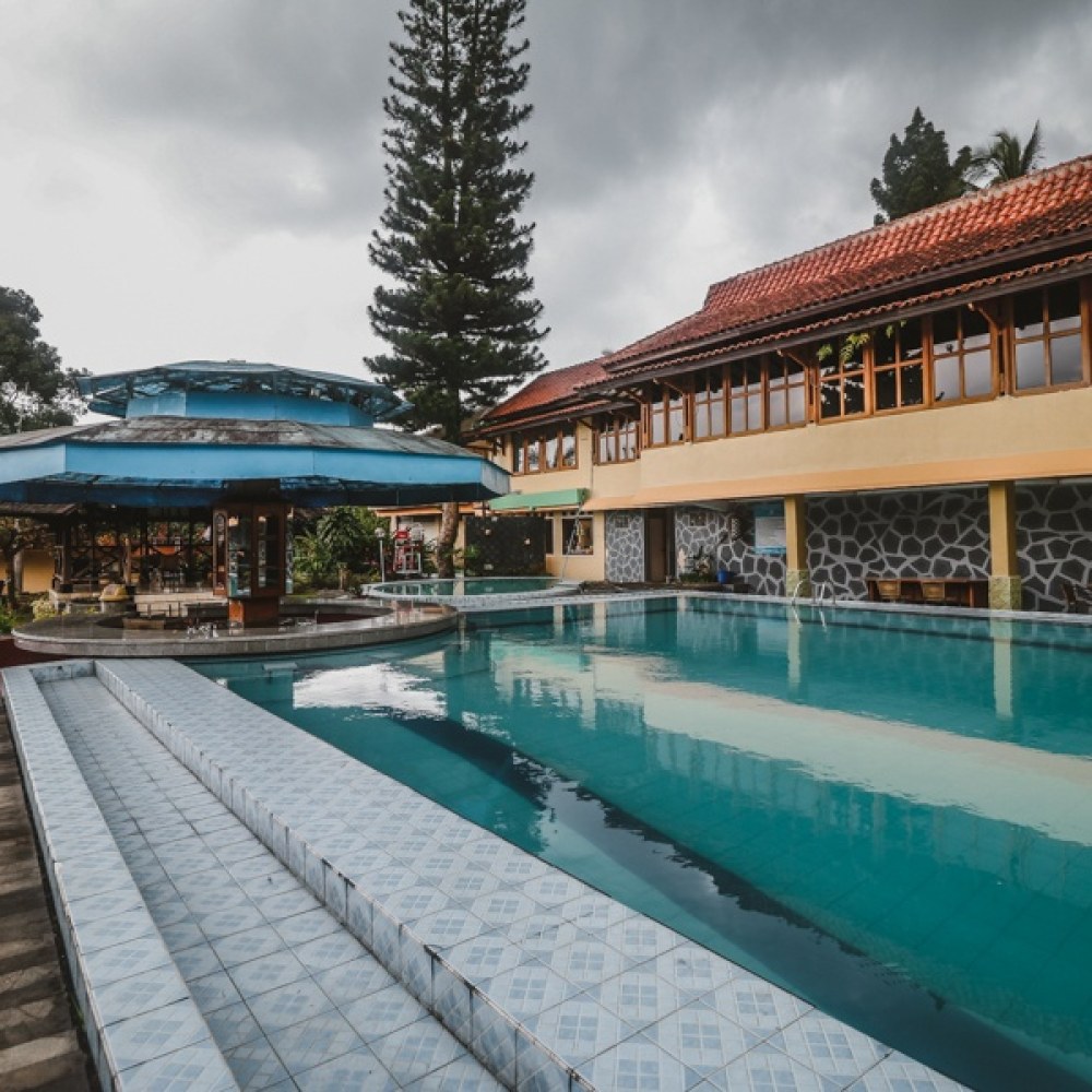 RedDoorz Plus @ Hotel Asri 1 Cipayung Megamendung Bogor