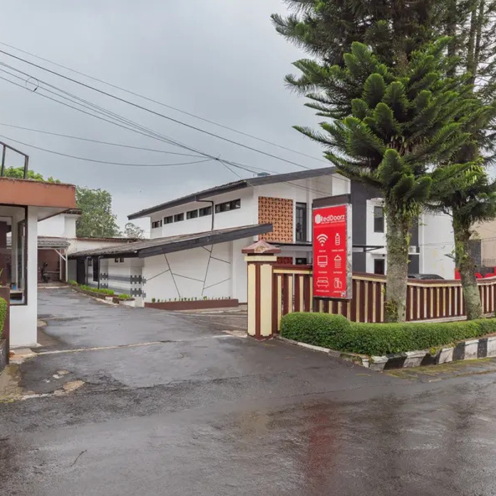 RedDoorz near Taman Kota Lapang Merdeka Sukabumi