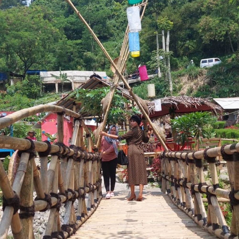 Kedai Tepi Sungai Leuwi Goong