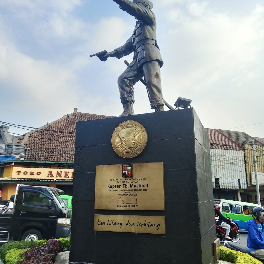 Patung Kapten TB. MUSLIHAT Pintu utama Stasiun Bogor