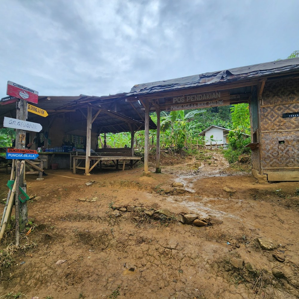 Gerbang awal pendakian Bukit Daolong