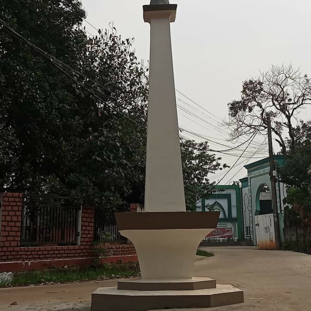Tugu monas sasak panjang