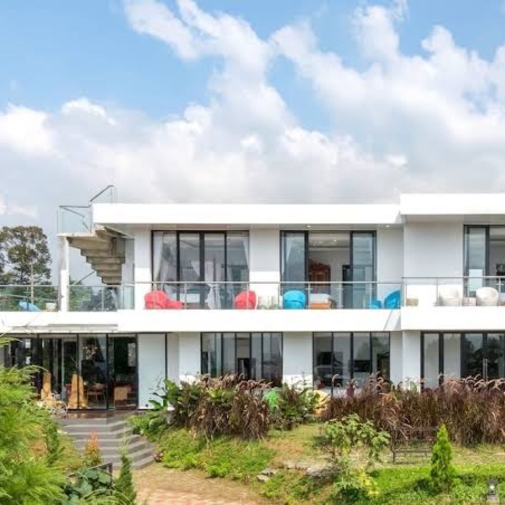 TwoSpaces Living At DeRos Resort & Cafe