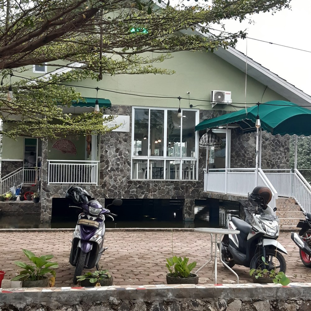 D’Bedenk Cafe & Villa