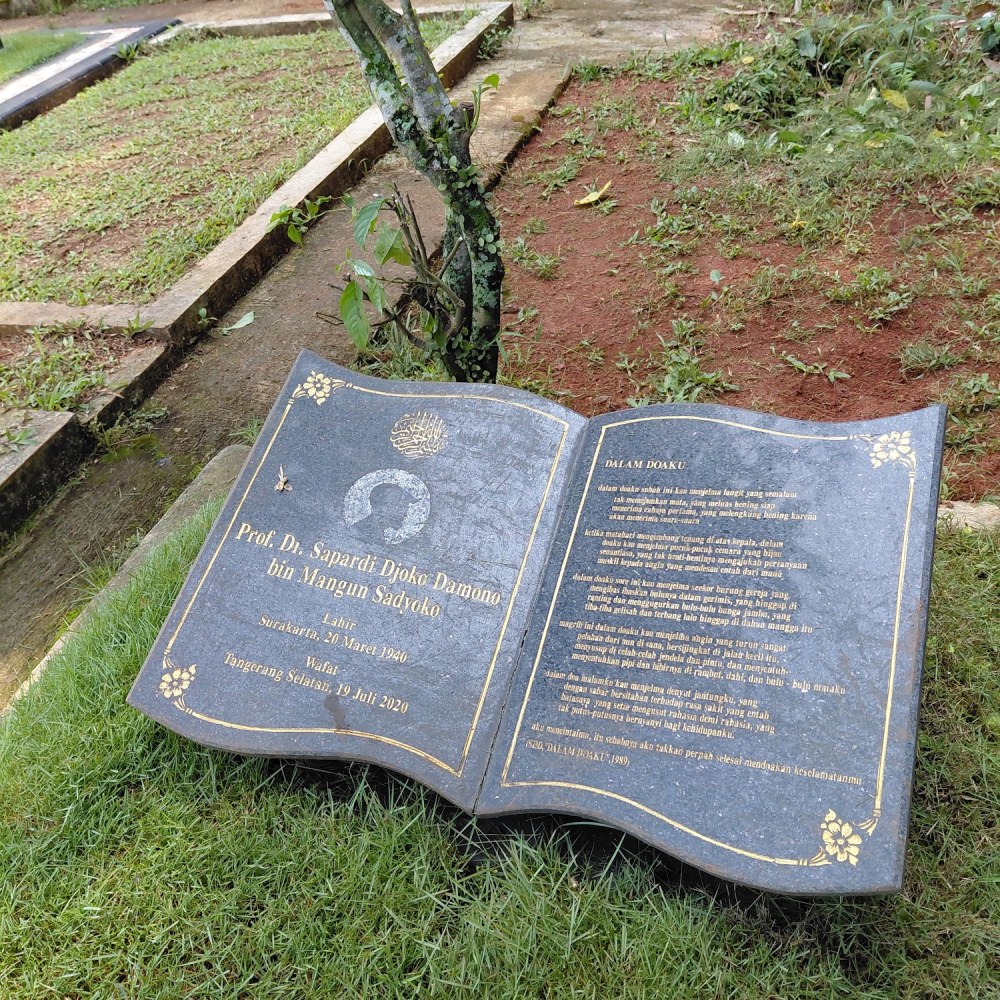 Makam Pak Sapardi Djoko Damono