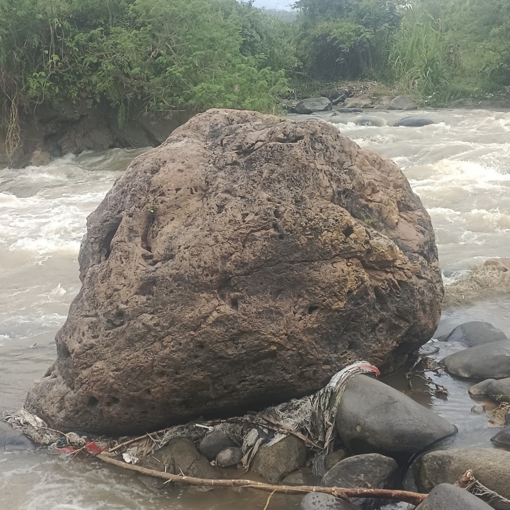 Batu Sela Tirta Bendana (petilasan Ki Ngawur Permana)