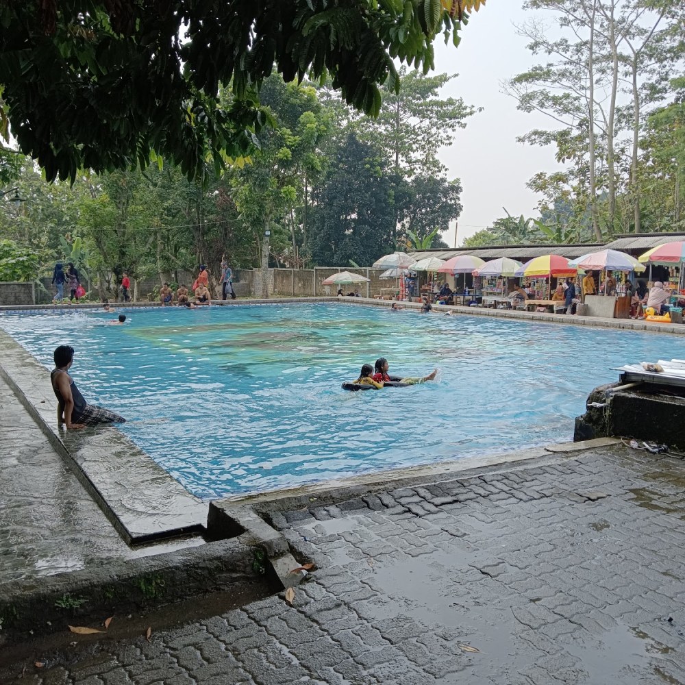 Kolam renang mata air