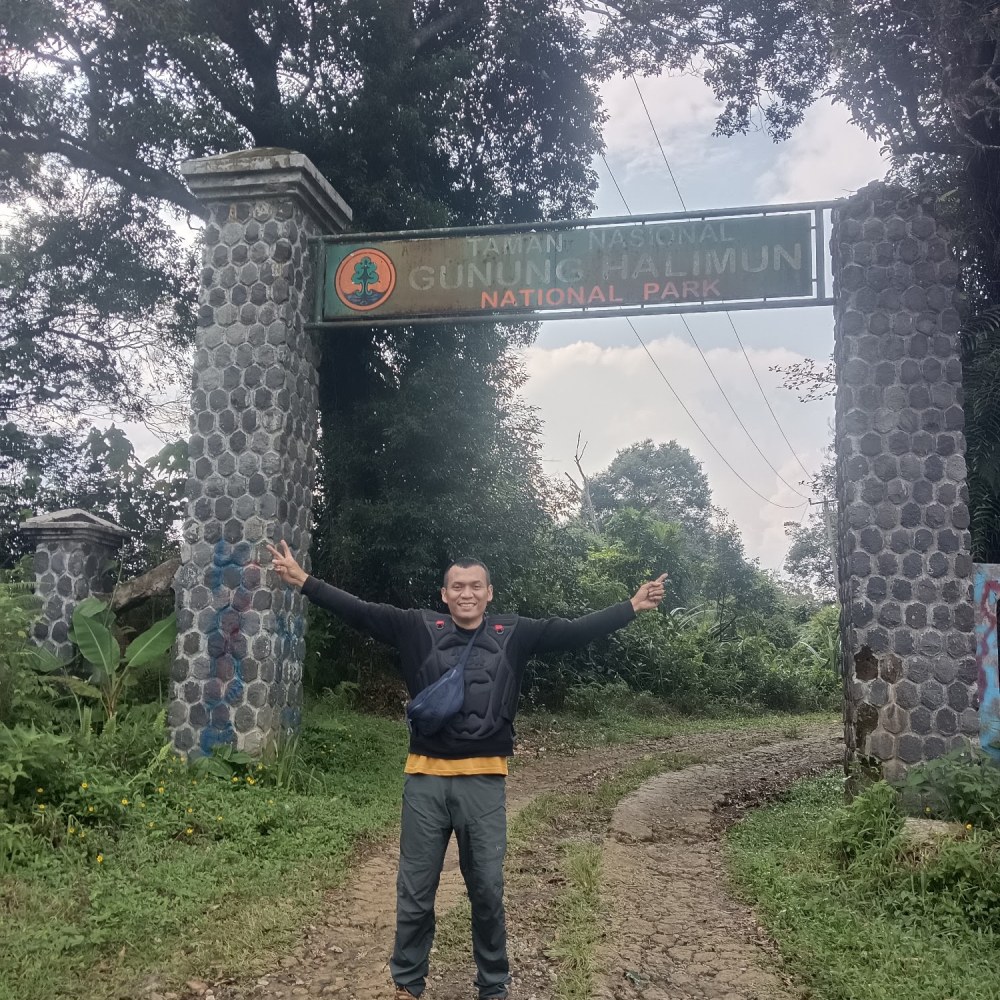 Gapura Taman Nasional Gunung Halimun Cisarua