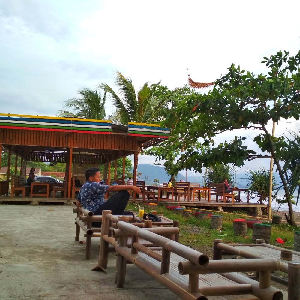 Cafe & Resto Ombak Putih