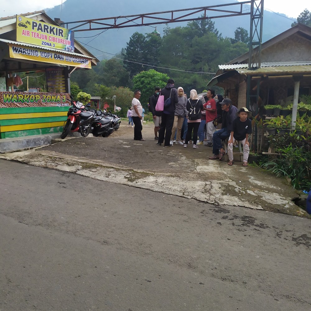 PARKIRAN AIR TERJUN CIBEREM GEDE PANGRANGO