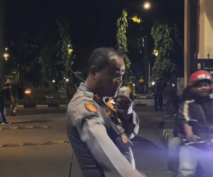 Polisi mengarahkan motor yang terkena razia knalpot brong